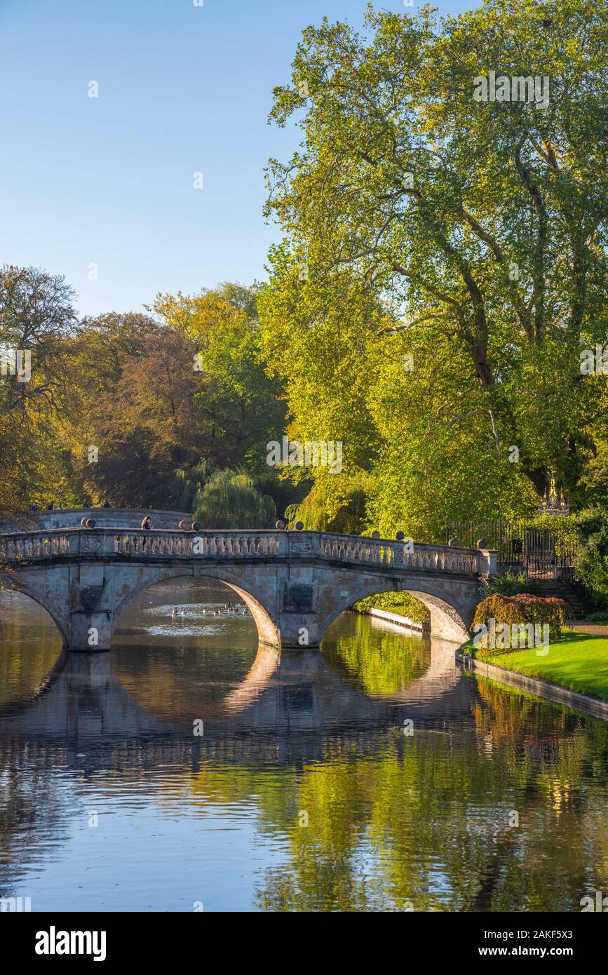 Regno Unito, Inghilterra, Cambridgeshire, Cambridge, spalle, Clare ponte sul fiume Cam Foto Stock