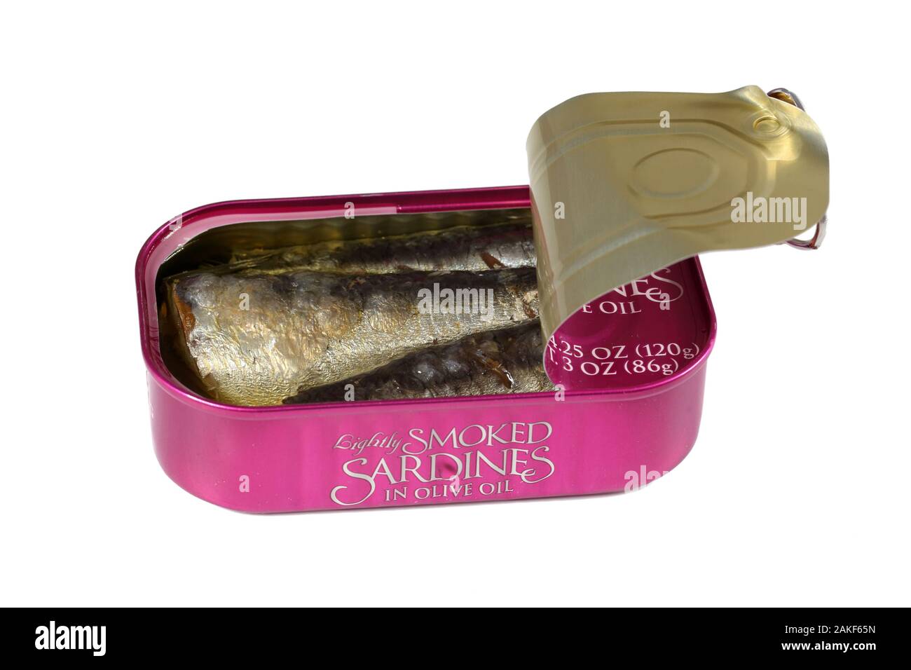 Una lattina aperta di sardine marchio Trader Joes in olio d'oliva isolato su sfondo bianco. Immagine ritagliata per l'illustrazione e l'uso editoriale. Foto Stock