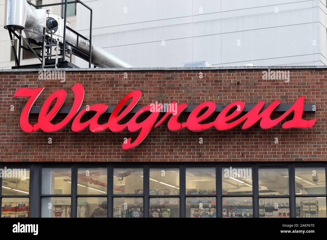 Il logo Walgreens contro un muro di mattoni in background sul loro store in Manhattan's Union Square di New York. Foto Stock