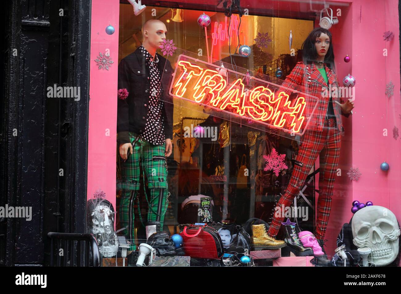 Cestino e Vaudeville, 96 e 7th St, New York, NYC. Una vetrina al punk rock emporio nel quartiere East Village di Manhattan Foto Stock