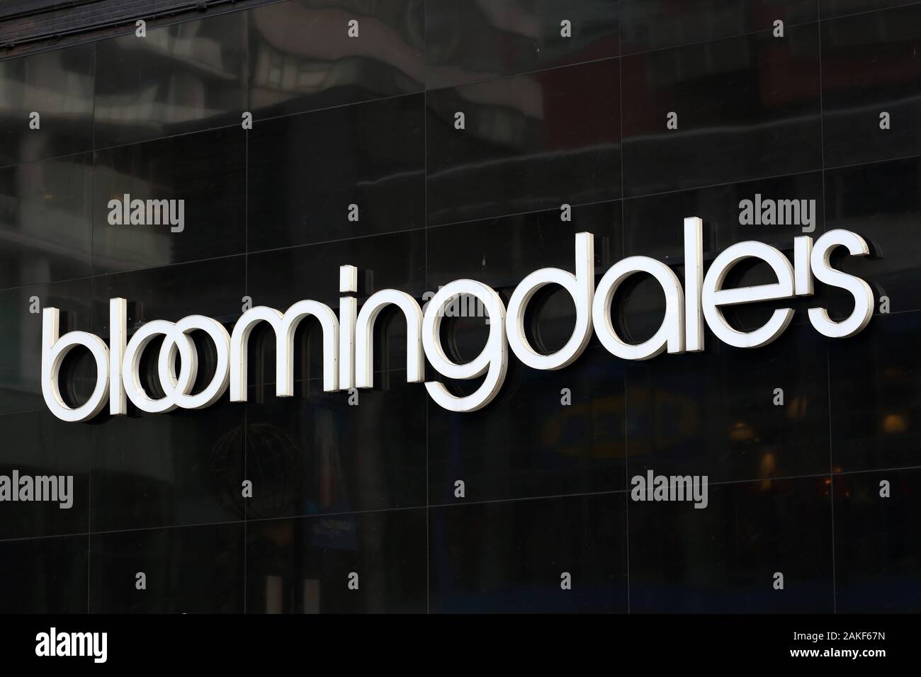Un logo bloomingdales insieme contro un muro nero a loro department store di New York, NY. Foto Stock