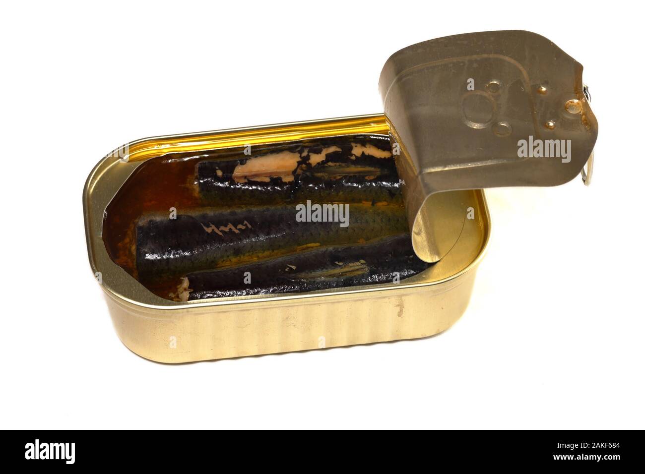 Un aperto può di sardine in olio di oliva isolato su uno sfondo bianco Foto Stock