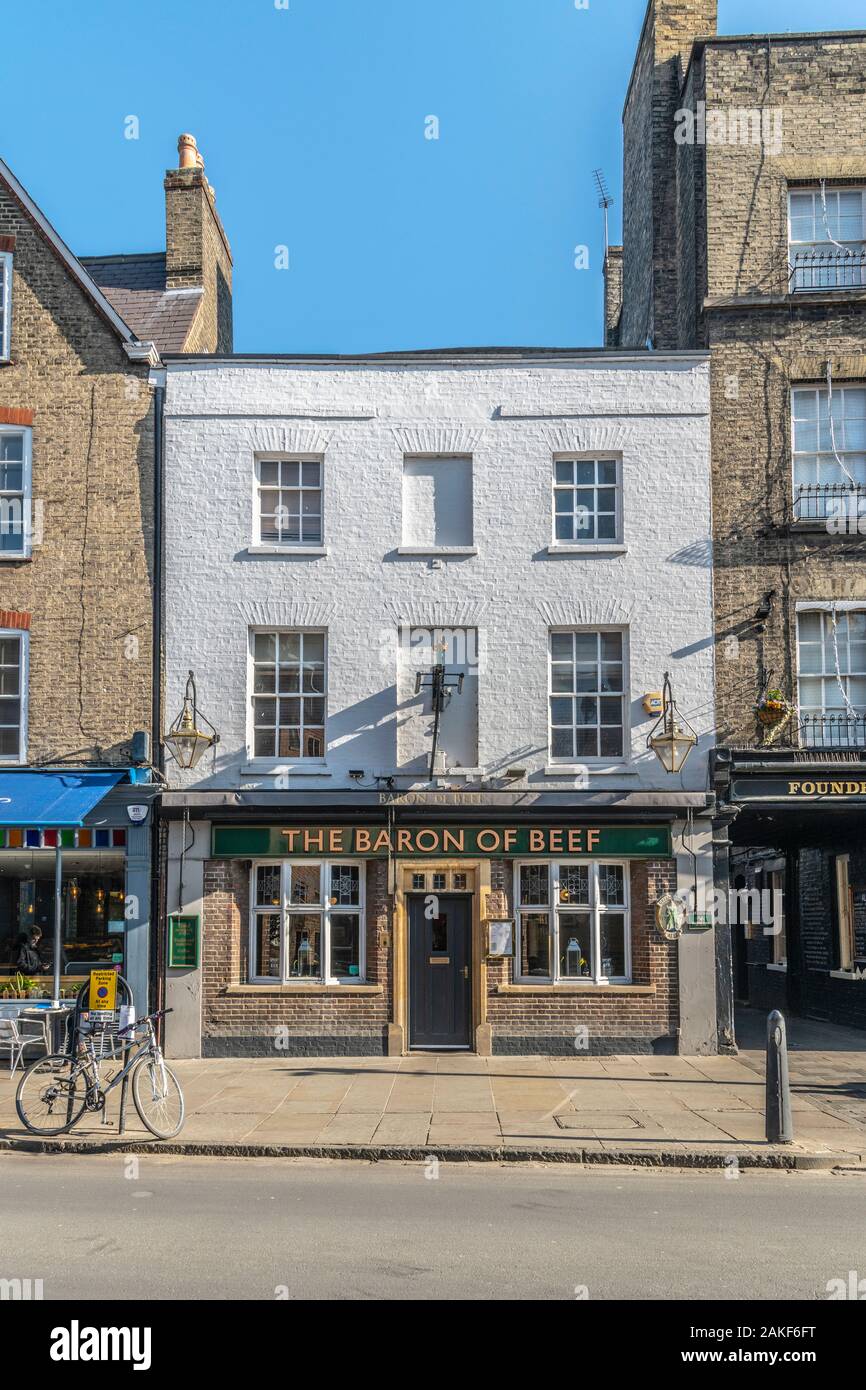 Regno Unito, Inghilterra, Cambridgeshire, Cambridge, Bridge Street, il barone di carni bovine Pub Foto Stock