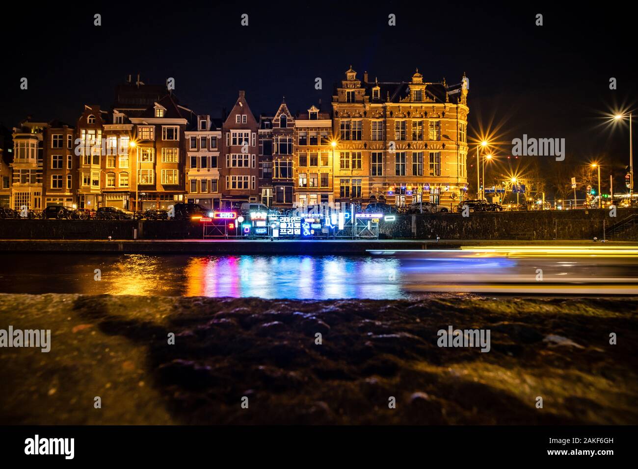 Amsterdam, Paesi Bassi - 29 Dicembre 2019 : la luce del Festival delle arti luci galleggianti nel canale. Il riscaldamento globale temi per installazione luci in Ho Foto Stock