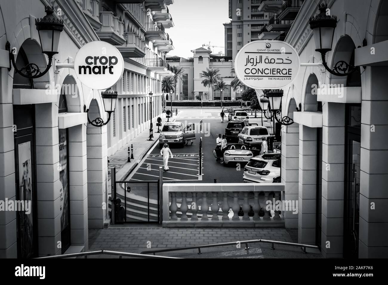 Strada di Qanat Quartier, quartiere residenziale di La Perla, Doha, Qatar, Medio Oriente - bianco e nero Foto Stock