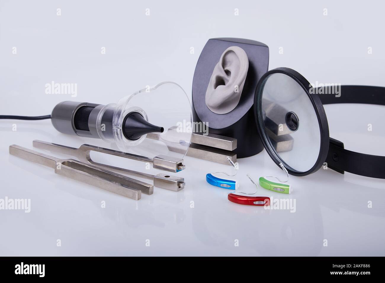 Gli strumenti medici per il medico ORL su bianco. Un set di strumenti Otolaryngologist. Apparecchi acustici Foto Stock