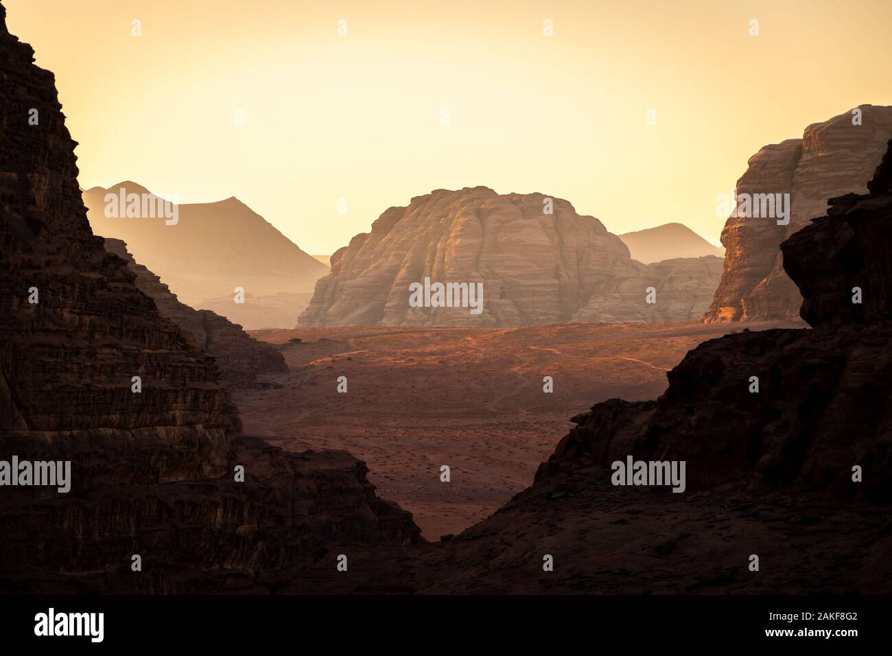 Sunrise nel Wadi Rum desert, Giordania, Medio Oriente Foto Stock