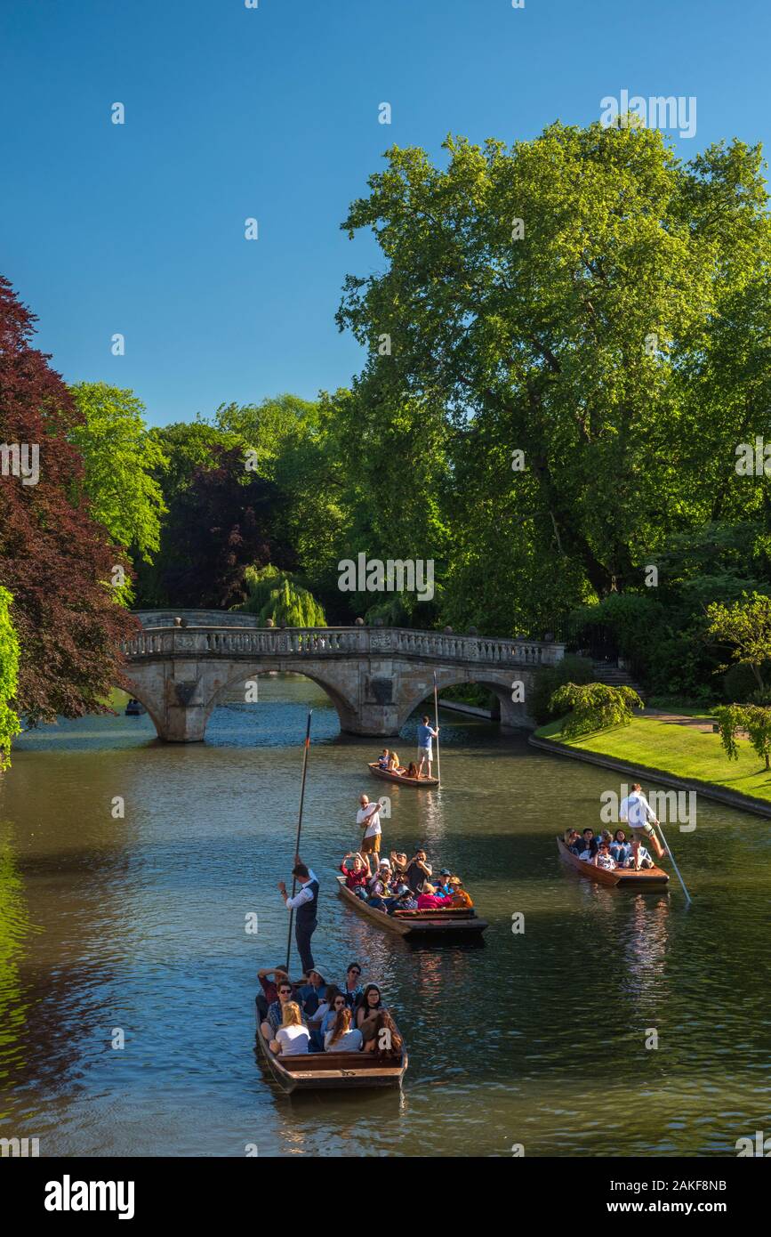 Regno Unito, Inghilterra, Cambridgeshire, Cambridge, fiume Cam, Clare Bridge Foto Stock