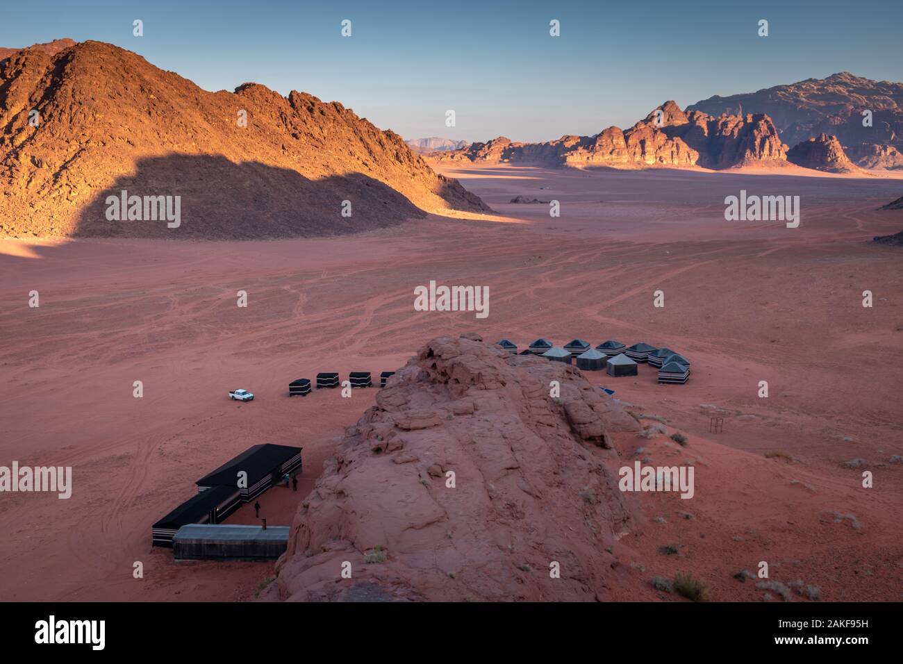 Campeggio e sunrise guardando nel Wadi Rum desert, Giordania Foto Stock