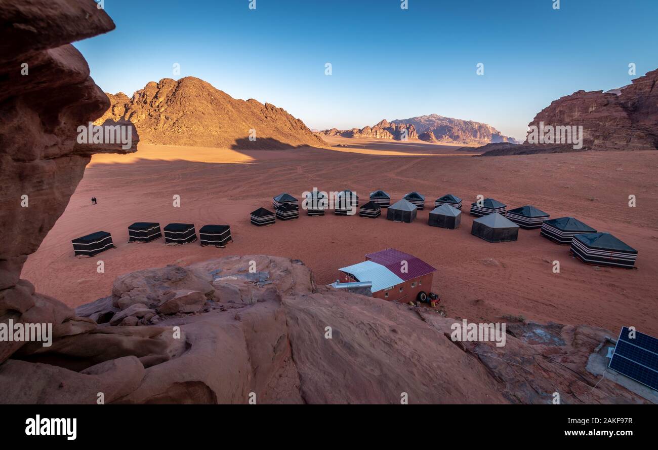 Turismo Beduin camp nel Wadi Rum desert, Giordania Foto Stock