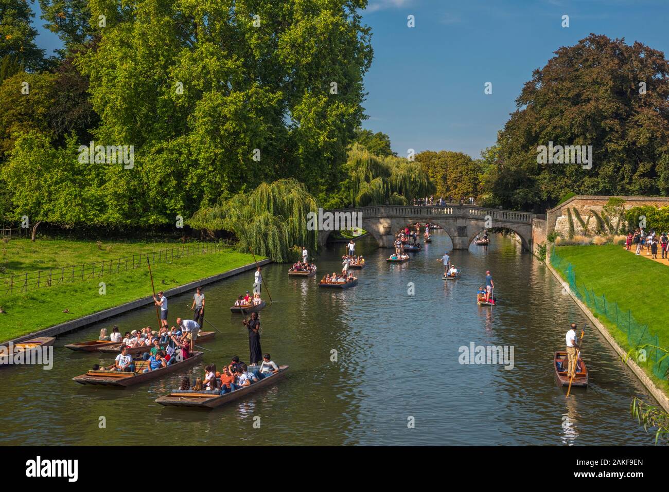 Regno Unito, Inghilterra, Cambridgeshire, Cambridge, fiume Cam, Clare College Clare Bridge, Punting Foto Stock