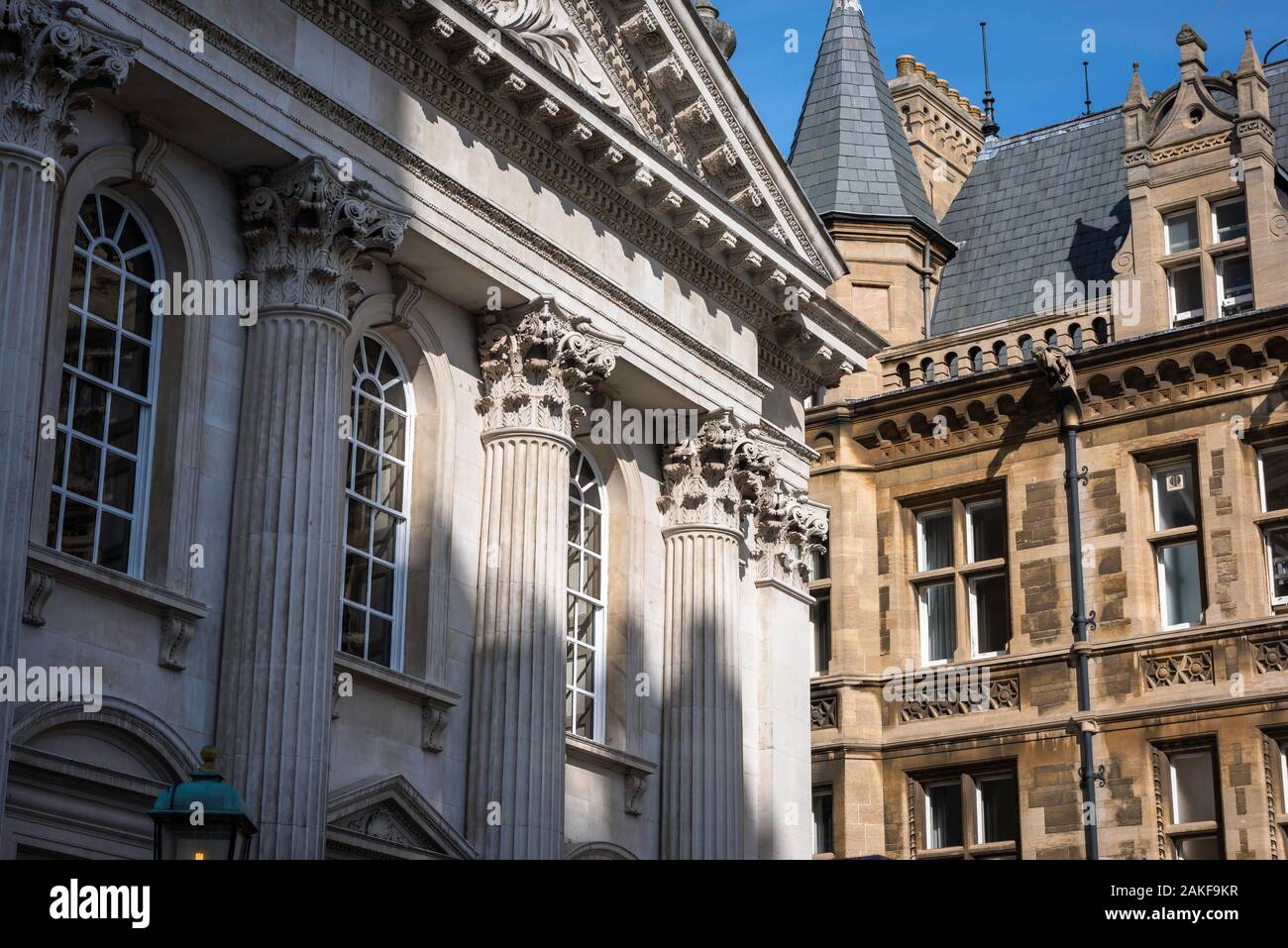 Università di Cambridge architettura, vista di contrasto di stili architettonici con la Casa del Senato (sinistra) e di Gonville e Caius College (a destra), Regno Unito Foto Stock