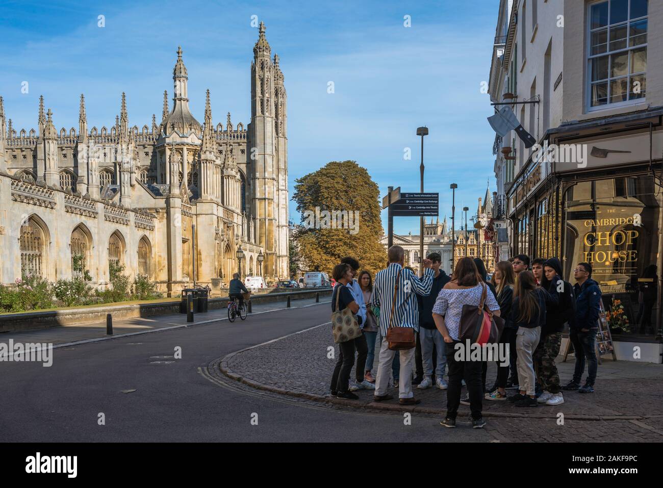 Guida tour della città, vista di un gruppo di giovani in King's Parade, Cambridge, ascoltando la loro guida durante un tour della città universitaria, REGNO UNITO Foto Stock