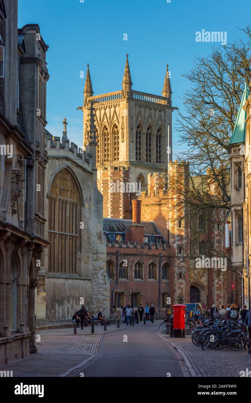 Regno Unito, Inghilterra, Cambridgeshire, Cambridge, Trinity Street che portano a San Giovanni Street Foto Stock