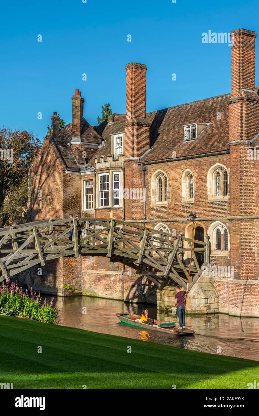 Regno Unito, Inghilterra, Cambridgeshire, Cambridge, River Cam, Queens' College, Mathematical Bridge, Punting Foto Stock