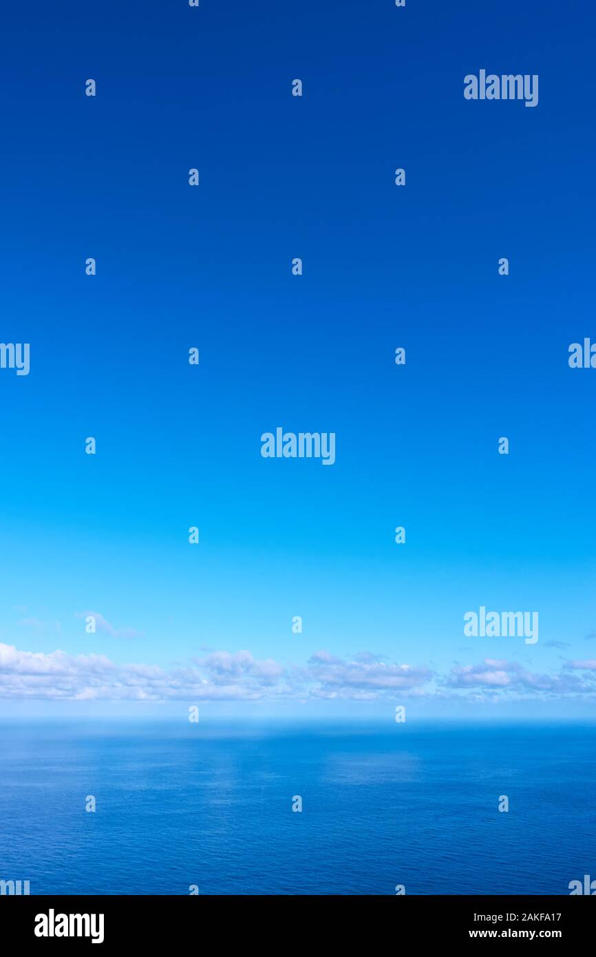 Cielo, mare e nuvole all'orizzonte - verticale sfondo blu con ampio spazio per il tuo testo Foto Stock