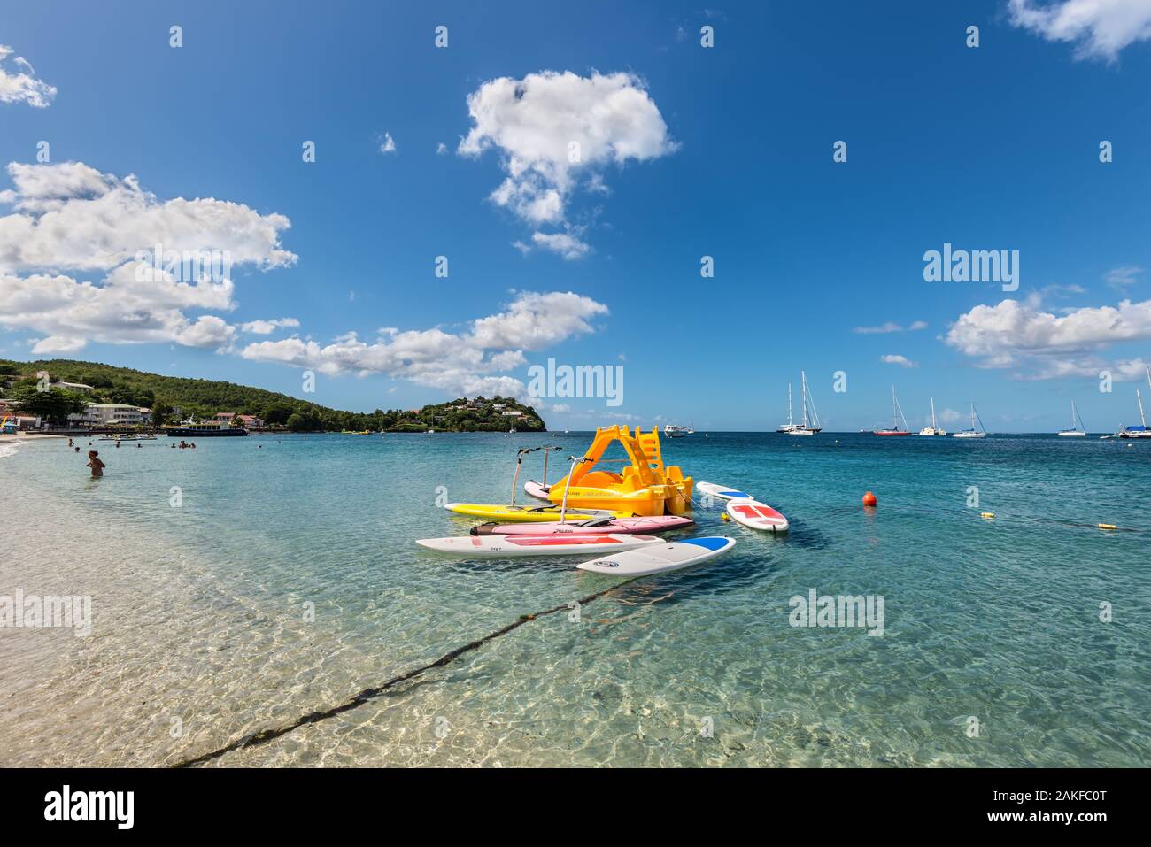 Les Trois-Ilets, Martinica - Dicembre 13, 2018: Acqua attrezzature sportive in primo piano del tropicale Anse Mitan spiaggia di Les Trois-Ilets, peninsu Foto Stock