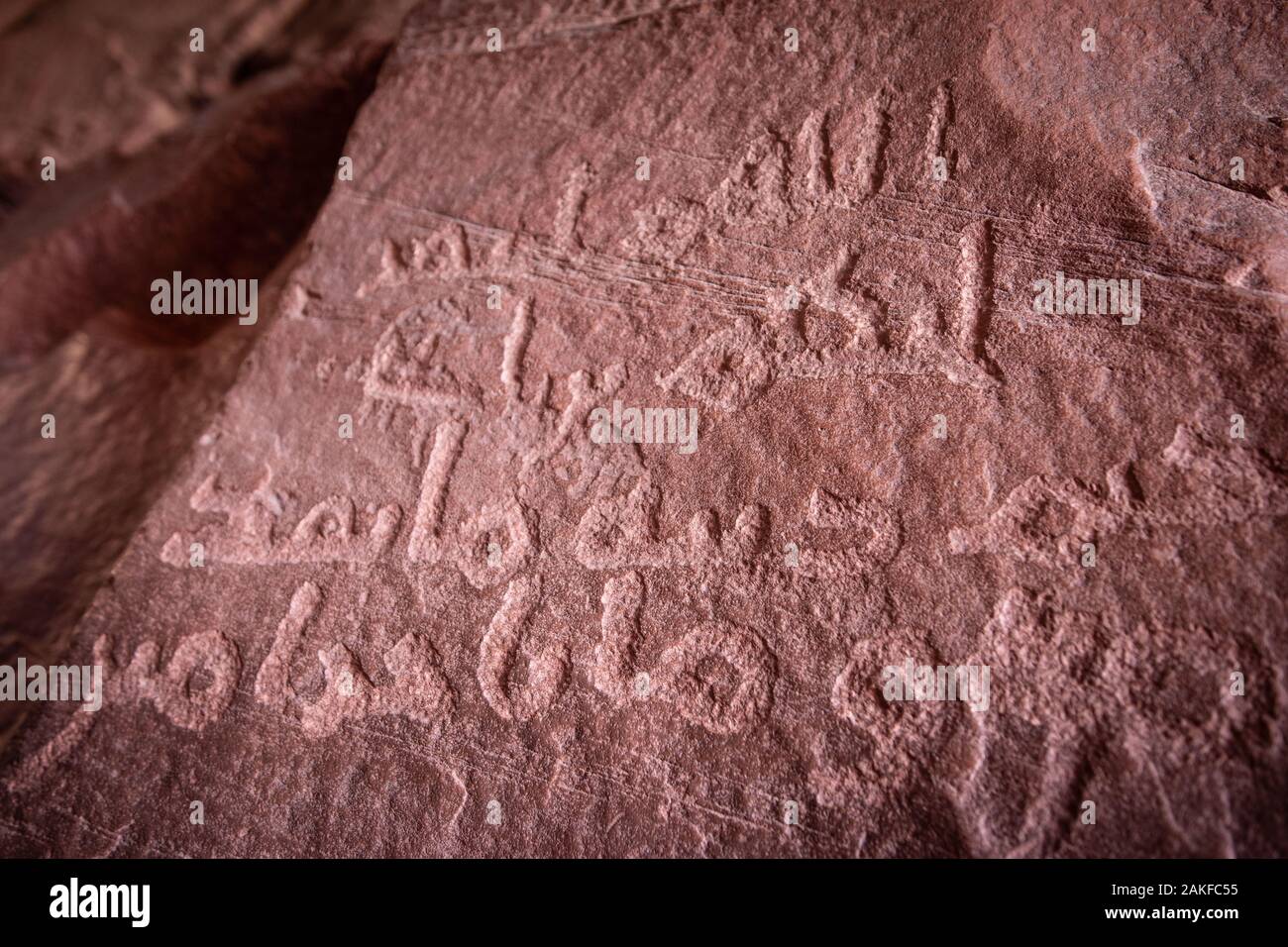 Iscrizioni islamica a Khazali canyon presso Wadi Rum desert in Giordania Foto Stock