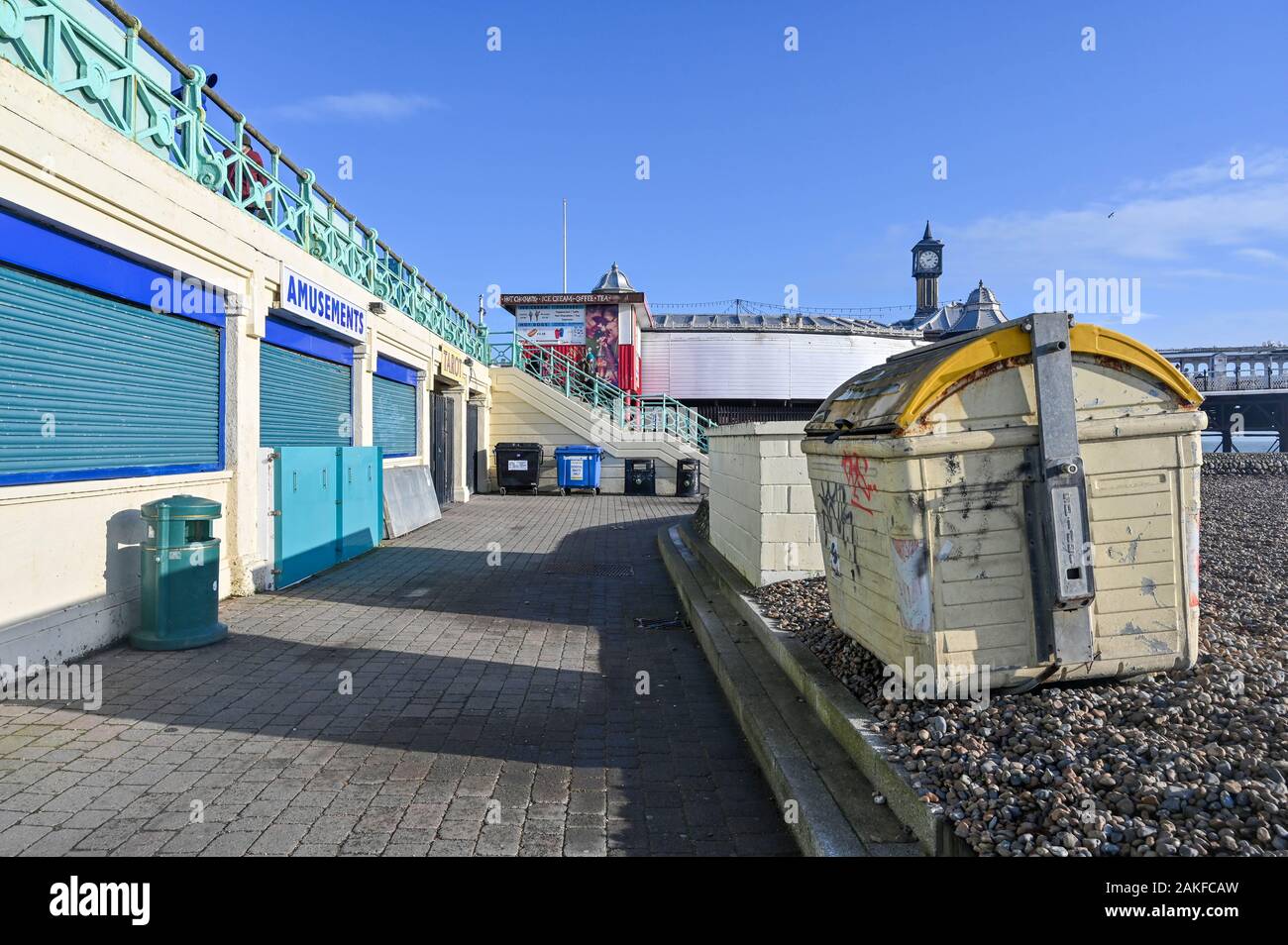 Aziende e negozi chiusi in inverno dal Brighton Palace Pier UK Foto Stock