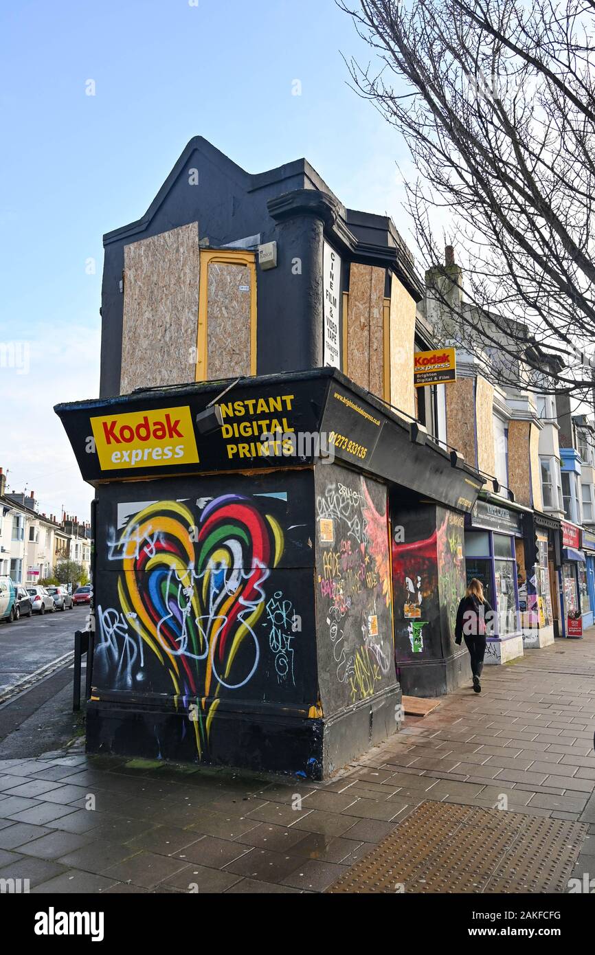 La vecchia macchina fotografica Kodak Express e il negozio di stampa fotografica a Brighton che ora è usato per ospitare i senzatetto Regno Unito Foto Stock