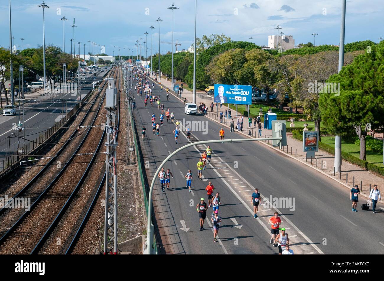 Domenica, 20 ottobre 2019 migliaia di corridori hanno partecipato alla annuale Maratona di Lisbona. Fotografato in Belem, Lisbona, Portogallo Foto Stock