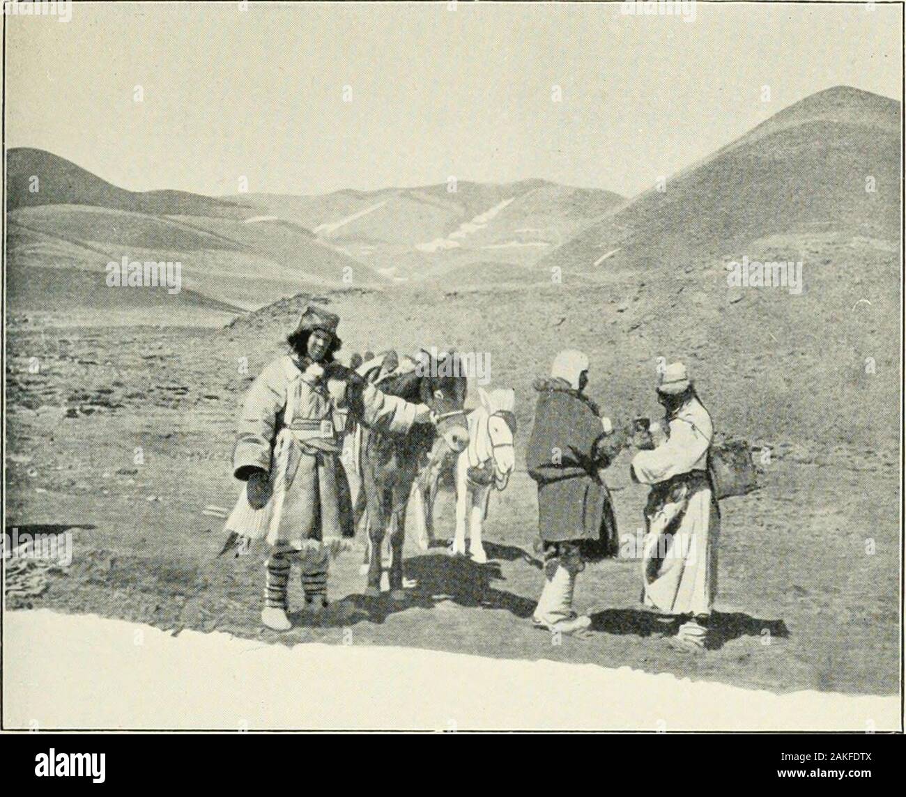 Trans-Himalaya; scoperte e avventure in Tibet . ches largergrotto la cui camera che avevamo visto l'apertura dalla valle. Ma il servire i fratelli e le sorelle wouldnot prendere noi così alta. In questa grotta superiore Choma-taka, la lOO-anni-oldhermit, Gunsang Ngurbu, di elevata notorietà in tutto il countryfor sua santità ha abitato per sette anni. Gunsang meanshermit e Ngurbu è un nome molto comune signifyingprecious pietra. Ogni settimo giorno i suoi servi placeIsaniba, acqua, tè e carburante sui gradini sotto il trap-porta, e queste cose sono presi dal vecchio whomay non parlare con m Foto Stock