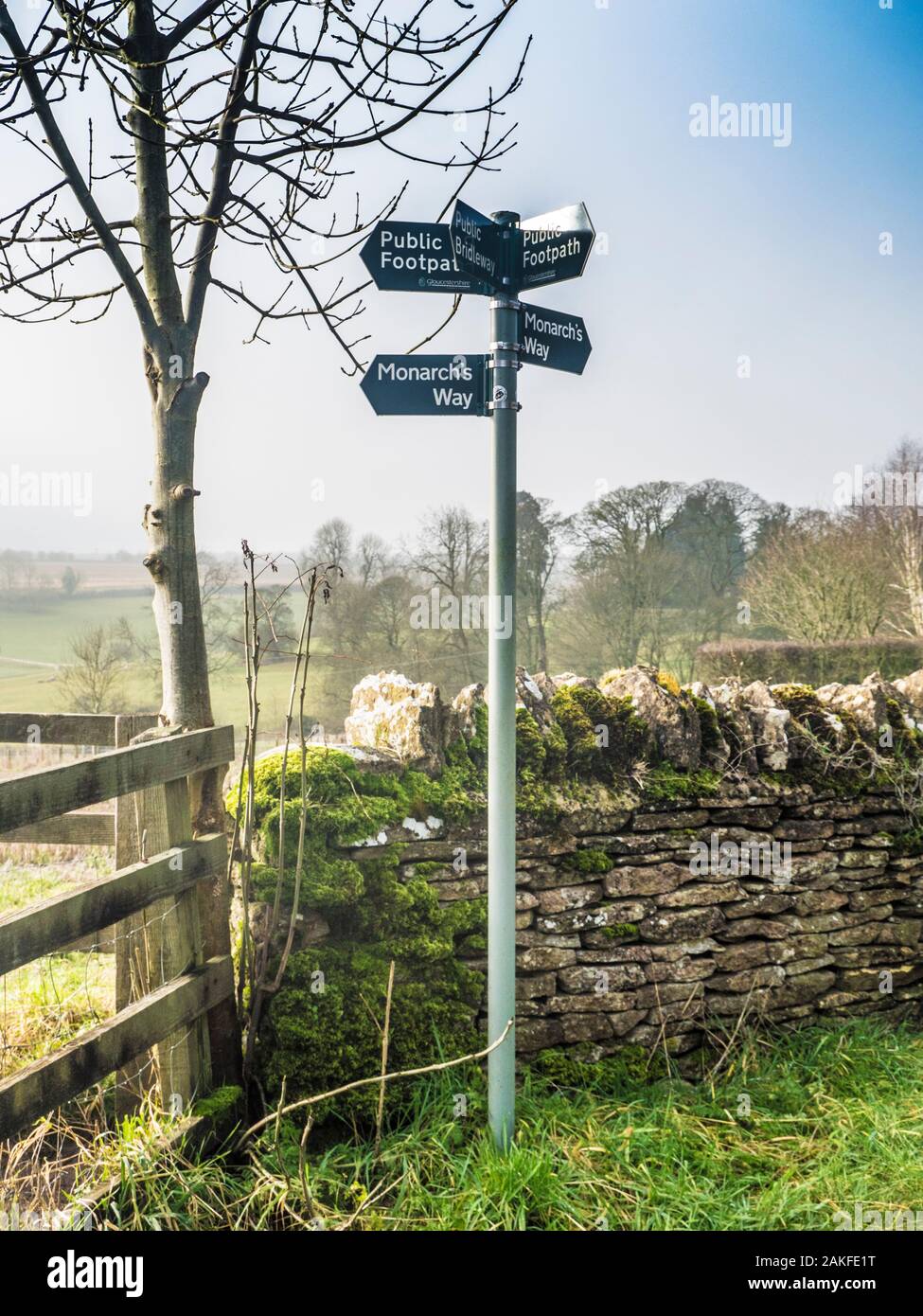 Un sentiero segno nel Cotswold campagna nel Gloucestershire. Foto Stock