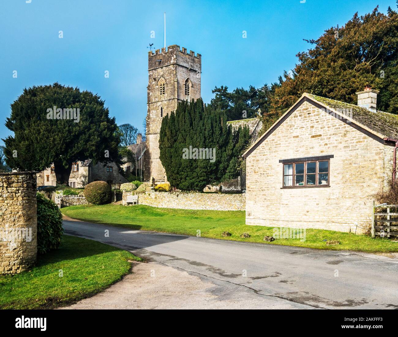 Un tipico paese di lingua inglese chiesa nel Gloucestershire villaggio di Hampnet. Foto Stock