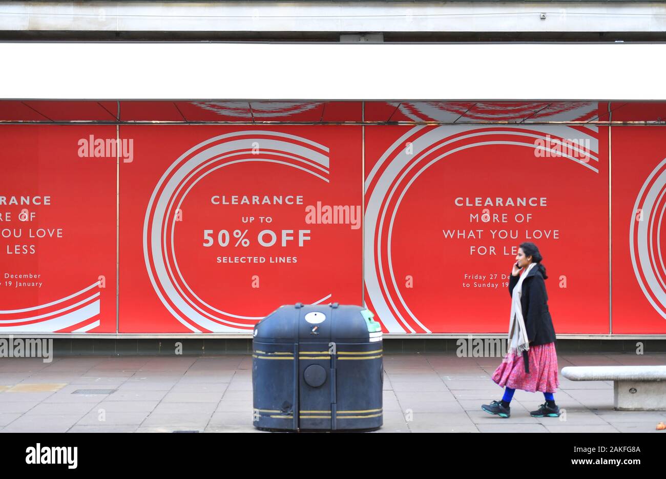 Oxford Street, Londra, Regno Unito. 9 gennaio 2020. Gli amanti dello shopping a piedi oltre la finestra di visualizzazione a John Lewis flagship store su Oxford Street il giorno che la società annuncia sostanzialmente minori profitti e John Lewis Partnership Managing Director 'stand giù'. Credito: Malcolm Park/Alamy Live News. Foto Stock