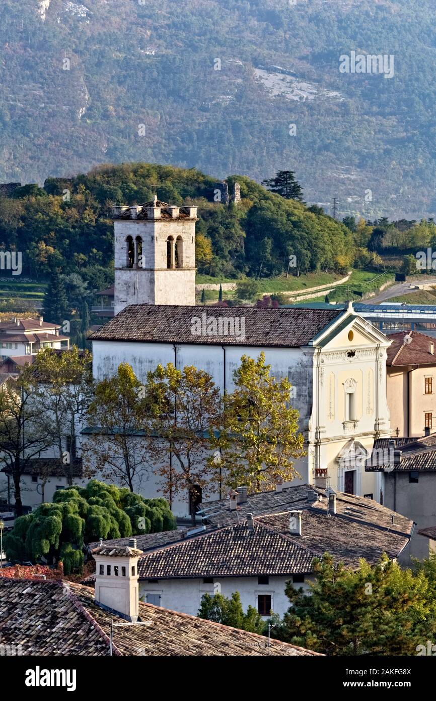 La San Vincenzo e Anastasio chiesa nel villaggio di Isera. Provincia di Trento, Trentino Alto Adige, Italia, Europa. Foto Stock