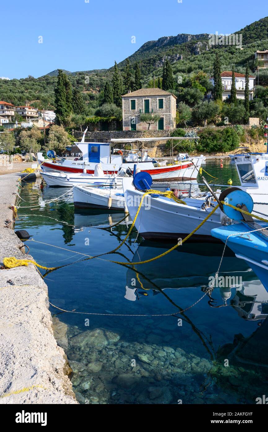 Guardando attraverso il porto nel piccolo villaggio di pescatori di Kitries, nella parte esterna di Mani, sud del Peloponneso, della Grecia. Foto Stock
