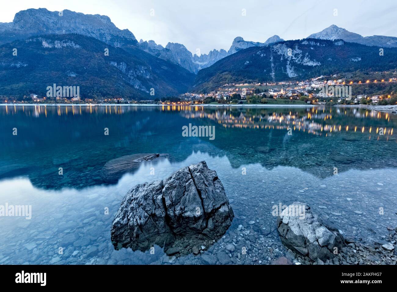 Il gruppo delle Dolomiti di Brenta si riflettono nel lago di Molveno. Provincia di Trento, Trentino Alto Adige, Italia, Europa. Foto Stock