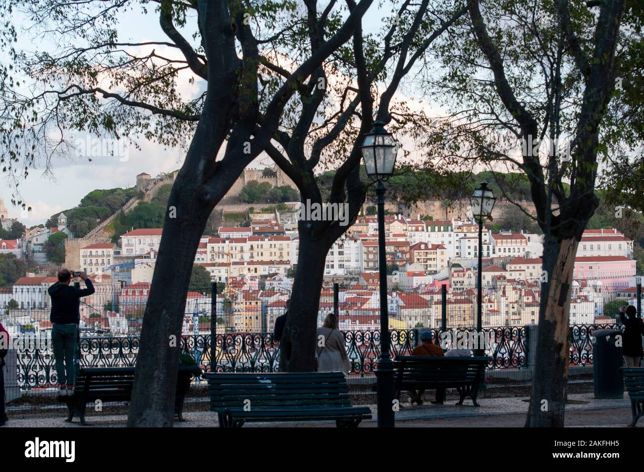 Sagome di turisti e visitatori ammirando la vista di Lisbona da San Pietro punto di osservazione (Miradouro de Sao Pedro de Alcantara) nel Bairr Foto Stock