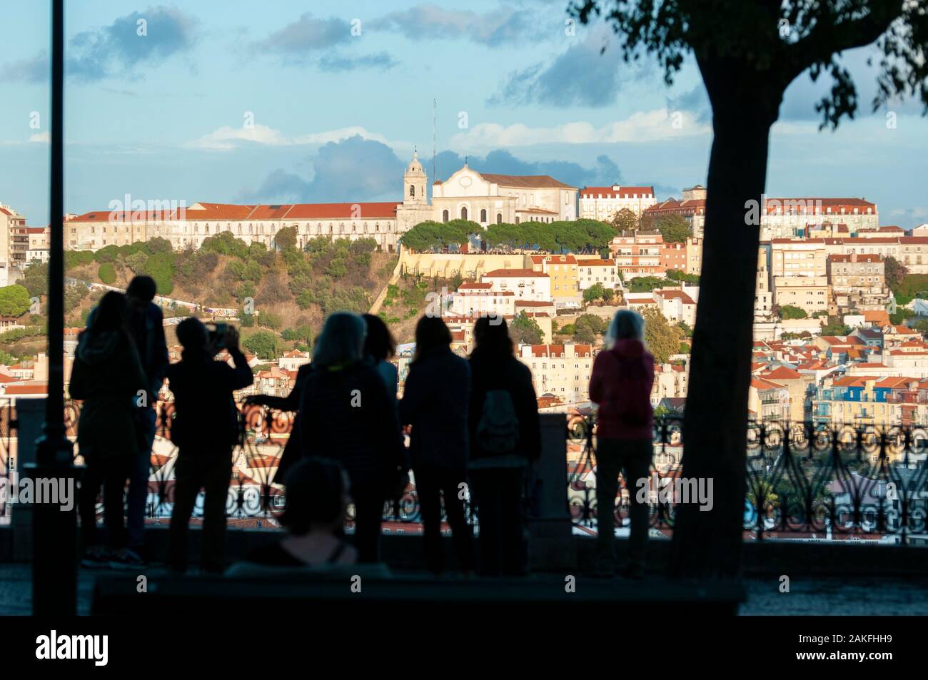 Sagome di turisti e visitatori ammirando la vista di Lisbona da San Pietro punto di osservazione (Miradouro de Sao Pedro de Alcantara) nel Bairr Foto Stock