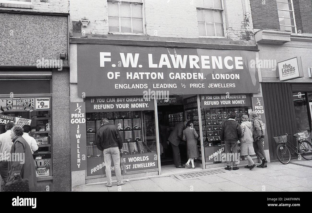 Anni '1980, storico, Yorkshire, Inghilterra, Regno Unito.... Persone che guardano alla vetrina di un gioielliere di alta moda a prezzi ridotti, F. W. Lawrence di Hatton Garden, Londra, dichiarano che è il gioielliere leader in Inghilterra a prezzi 1/2! Foto Stock