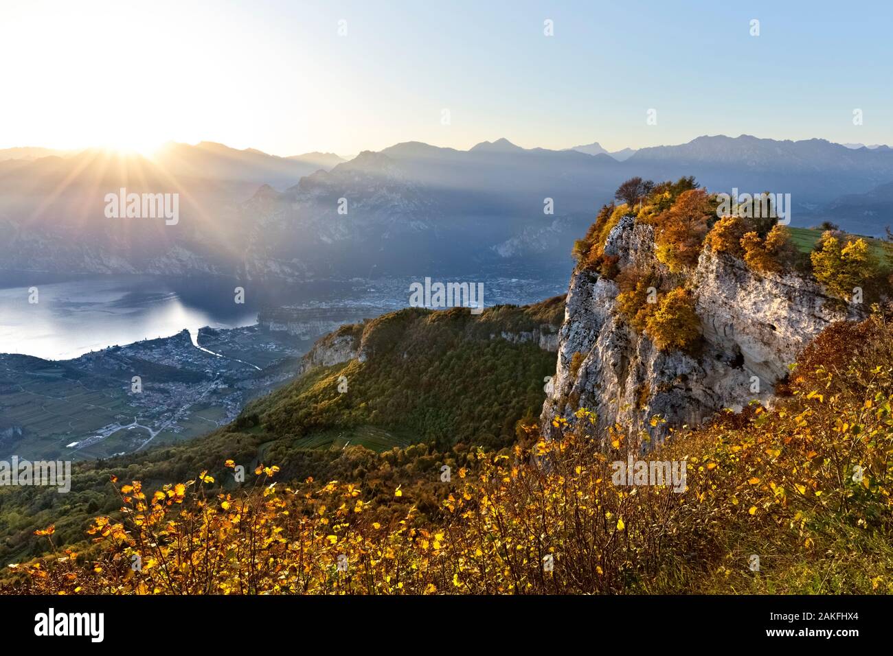 In autunno il tramonto sul monte Creino e il Lago di Garda. Ronzo Chienis, provincia di Trento, Trentino Alto Adige, Italia, Europa. Foto Stock