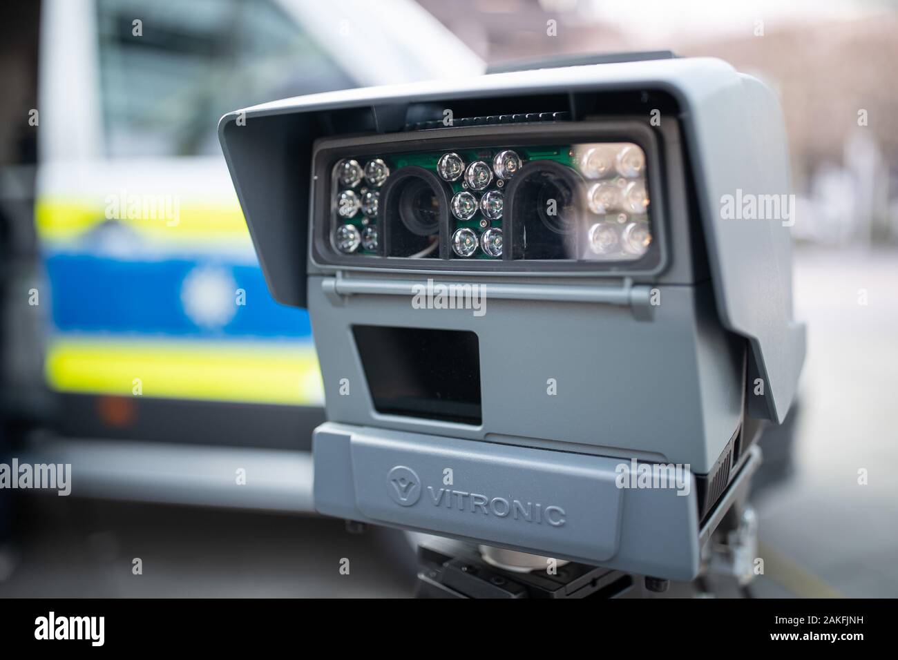 Norimberga, Germania. 9 Gen, 2020. Un trasportabile automatizzato di riconoscimento targhe Sistema (AKE) sorge nella parte anteriore di una macchina della polizia durante la presentazione del bilancio annuale 2019 della bavarese della polizia di frontiera. Credito: Daniel Karmann/dpa/Alamy Live News Foto Stock