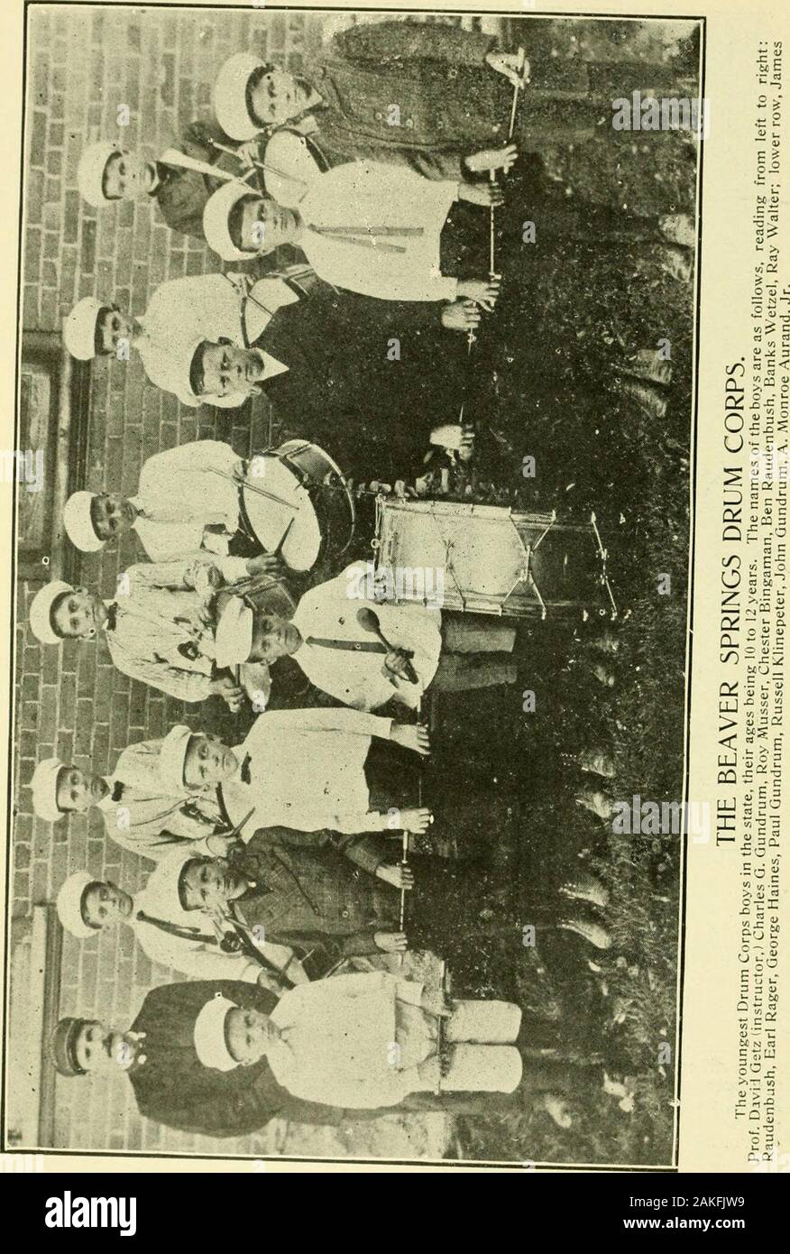 La storia di castoro molle, Penn'a e souvenir cenntennial prenota . La chiesa luterana coro. La fila superiore, la lettura da sinistra a riglit: V. E. Miller, Ruben Felker,W. H. Mitehell, Harry Felker; 2(1 fila, James Felker, Lettiee .Mitehell,Gertrude ][anbeek, Anna Felker; od fila, Sallie venditori, Iva Shannon,Howard J. Mitehell; fila inferiore, la sig.ra (lertrude Wagner (organista),Dessie Klingler, Ella Roush, Palmer Mitchell (leader). un frantoio utilizzato per essere azionato sullato locali ora posseduta dalla MitchellBros., vicino alla posizione attuale del thesaw-mulino. Successivamente è stato cambiato per aclover mondatura mulino. Un grist e ho visto mi Foto Stock