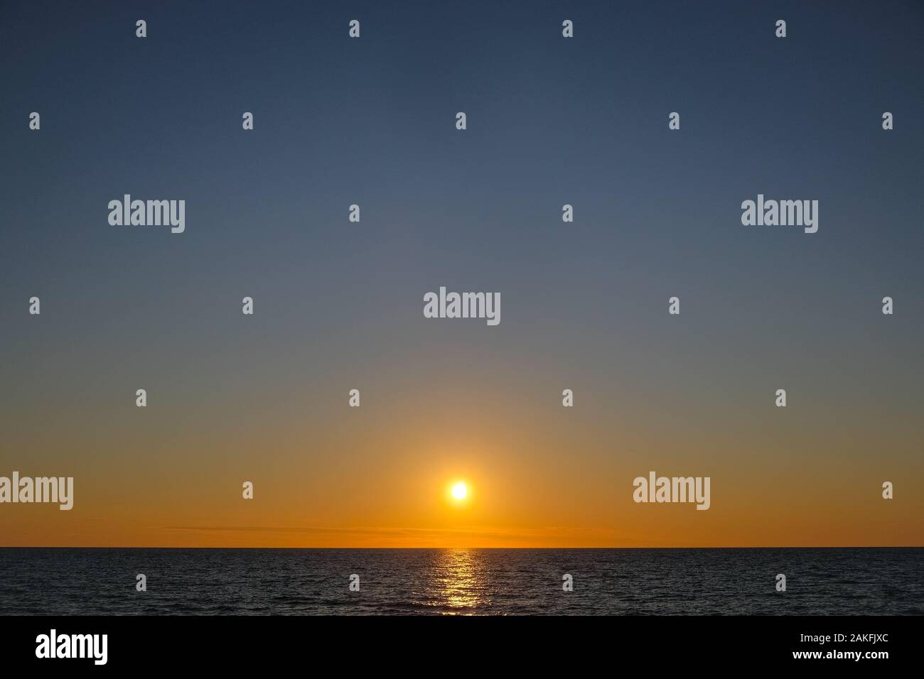 Perfetta combustione tramonto mare orizzonte nel Cilento il sud dell'Italia, sfondi natura Foto Stock