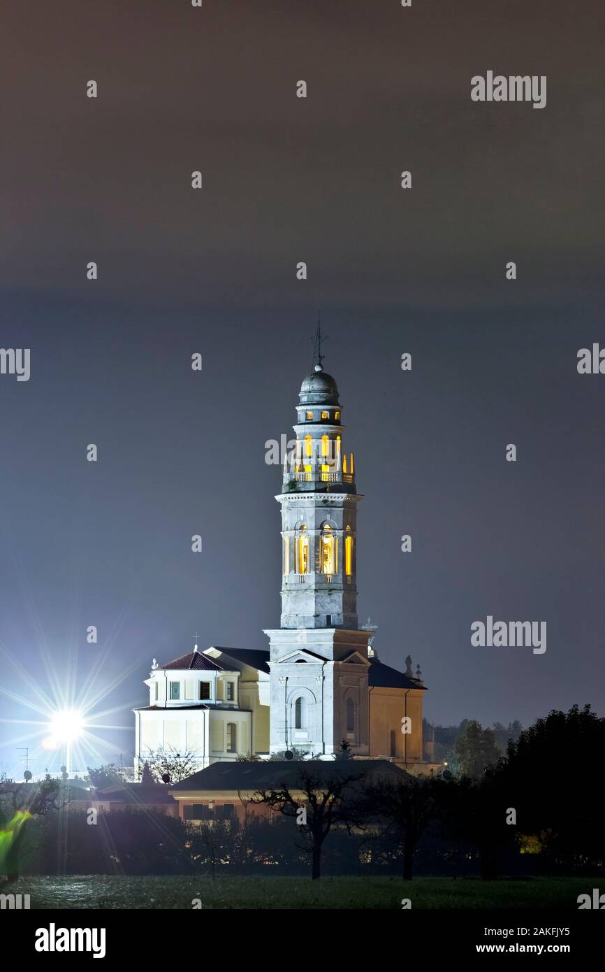 Notte presso la Cattedrale di San Lorenzo Martire a Pescantina. Provincia di Verona, Veneto, Italia, Europa. Foto Stock