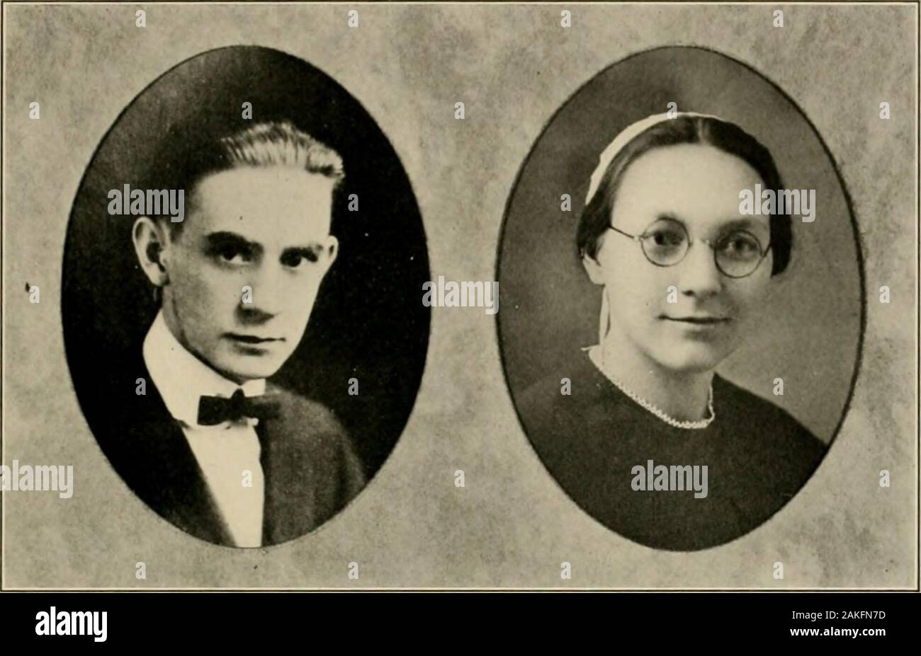 Etonian . ll vedere lui un maestro, sympatheticand tipo, ammirato da .malato del suo pu-pila. ELIZABETH MAE KREIDEK Libano, Pa. pedagogico &lt; Joursb Beth ,? Kreider Baskel Senior Team a sfera; Tennis:V. W. W. A.: Tesoriere BomerianSociety. Ambizione Highesl- -Per rendere themost del whai ha. Elizabeth è molto energico, attiva,e operosa. Essa è sorta, sym-patetico e un allegro lavoratore. Ideali Shepossesses thai indicare ;i beau-tiful carattere. Ella ha manyfriends che mostra che ella knowsI ha nascosto di essere un vero amico. Shehas soleggiata una disposizione che bringssunshine ovunque si trovi. Whatwou Foto Stock