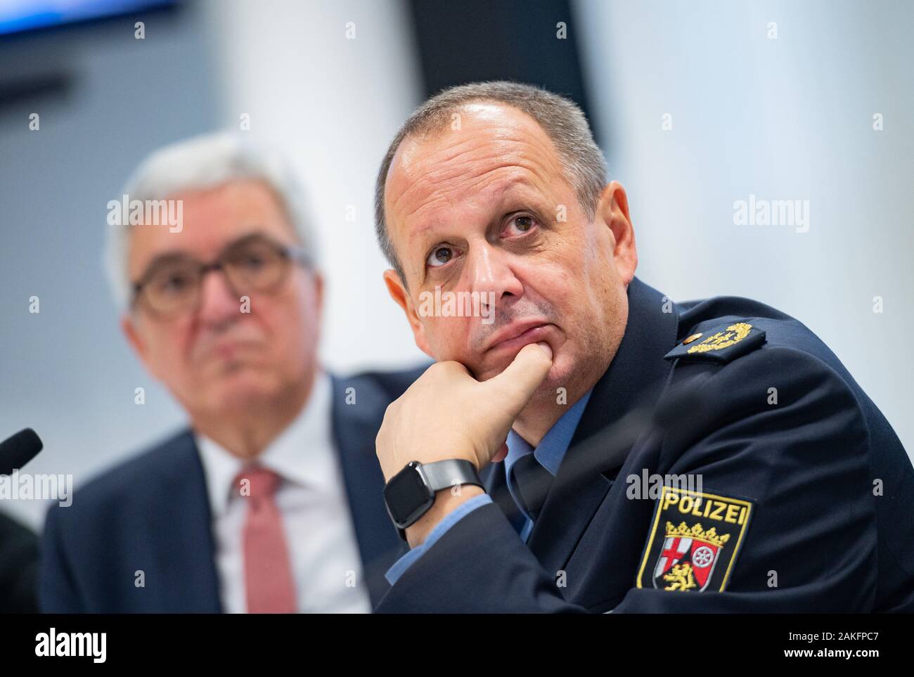 Mainz, Germania. 9 Gen, 2020. Roger Lewentz (l, SPD), il ministro degli Interni della Renania Palatinato e Reiner Hamm, commissario di polizia a Mainz Questura, sedersi a Mainz Questura. Credito: Andreas Arnold/dpa/Alamy Live News Foto Stock