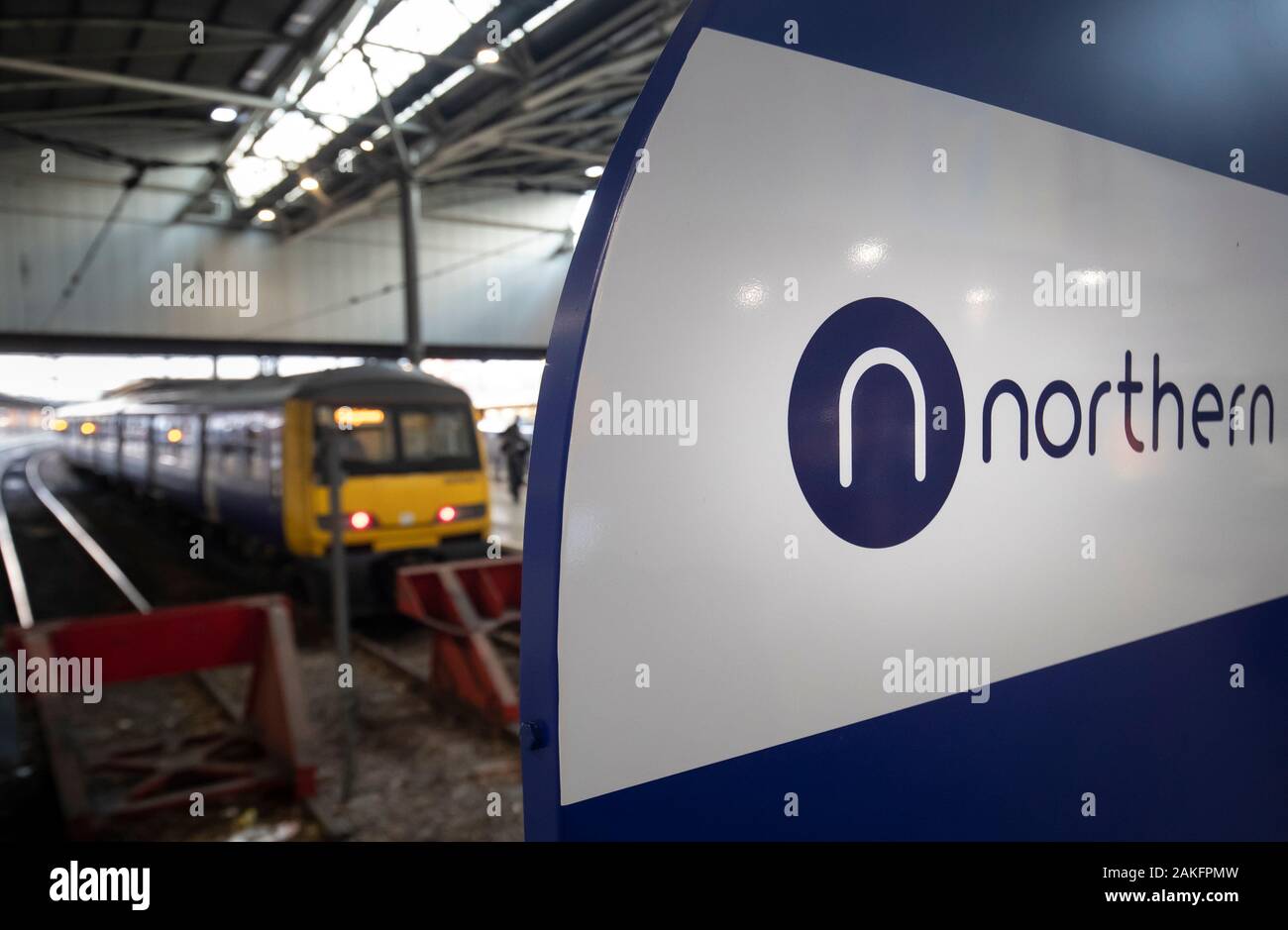 Un segno del Nord alla Stazione Ferroviaria di Leeds come è stato annunciato che il nord del franchising rampa sarà solo in grado di continuare " per un numero di mesi". Foto Stock