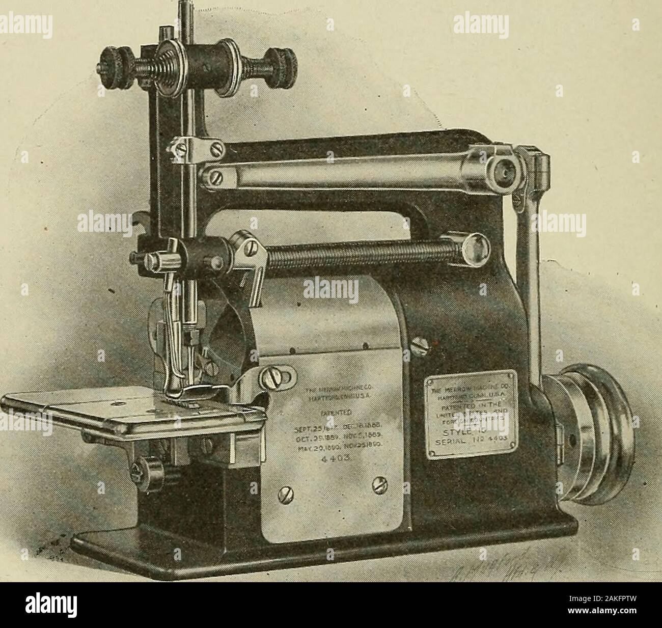 Dell'enciclopedia del lavoro tessile : un riferimento generale libreria sul cotone, lana e filati di lana pettinata fabbricazione, tessitura, la progettazione, la chimica e la tintura e finitura, lavorazione a maglia, e materie affini . Prendere-wp. Questa parte funziona per eliminare il lasco e castoff al tempo giusto, minore o looper thread. Il adjustmentof il cast-off la funzione sarà trovato sollevando o abbassando la conserva-ing filo, i cui punti hanno la loro posizione nella scanalaturadella centrale take-up. Per regolare le molle di pinza. Questi servono per tenere il looperthread più stretti i dischi di tensione farà al momento dell'impostazione th Foto Stock