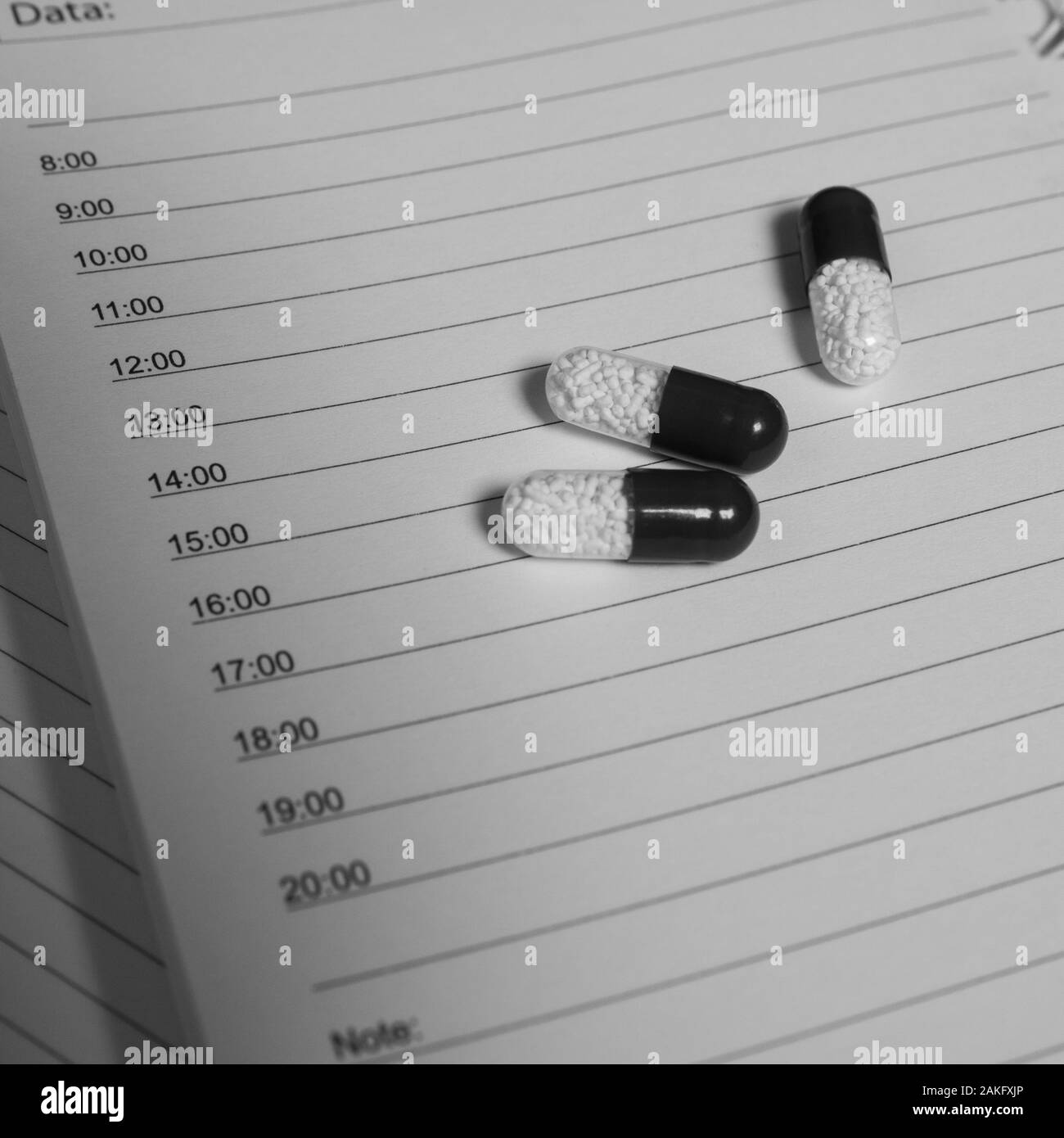 Close up di capsule di antibiotici o antidolorifici isolati su agenda personale. Il concetto di medicina, pillole close up, spazio di copia Foto Stock