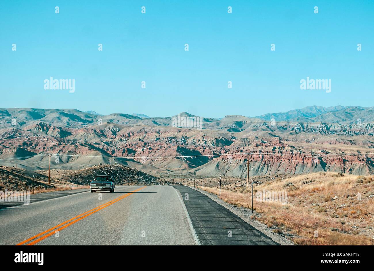 Una strada ampia con red montagne sullo sfondo, STATI UNITI D'AMERICA Foto Stock