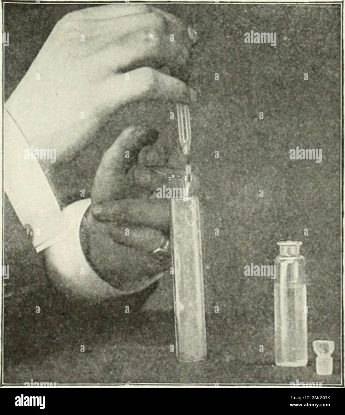 Un manuale di riferimento delle scienze mediche, abbraccia tutta la gamma di scientifici e pratici della medicina e scienza alleate . che viene gradualmente adtled aless fluido opaco (likeIlayem s soluzione), theredevelops, quando un tale re-ceiver è posto tra acandle fiamma e l'occhio. apoint nel processo di add-ing il meno fluido opaco lacoppia più fluido opaco atwhich fiamma della candela forse visto come un continuousbright linea di luce che,prima di questo punto in diluizione,viene raggiunto, non è visibleand che dopo questo pointis passati non più appearscontinuous, ma come .separateimages della candela f Foto Stock