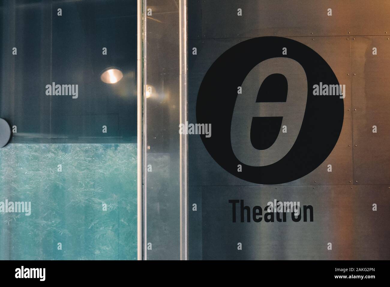 Segno che dice 'Teatro' in inglese, all'interno dell'edificio dell'Educatorio desing di Koolhaas nell'Università di Utrecht Foto Stock
