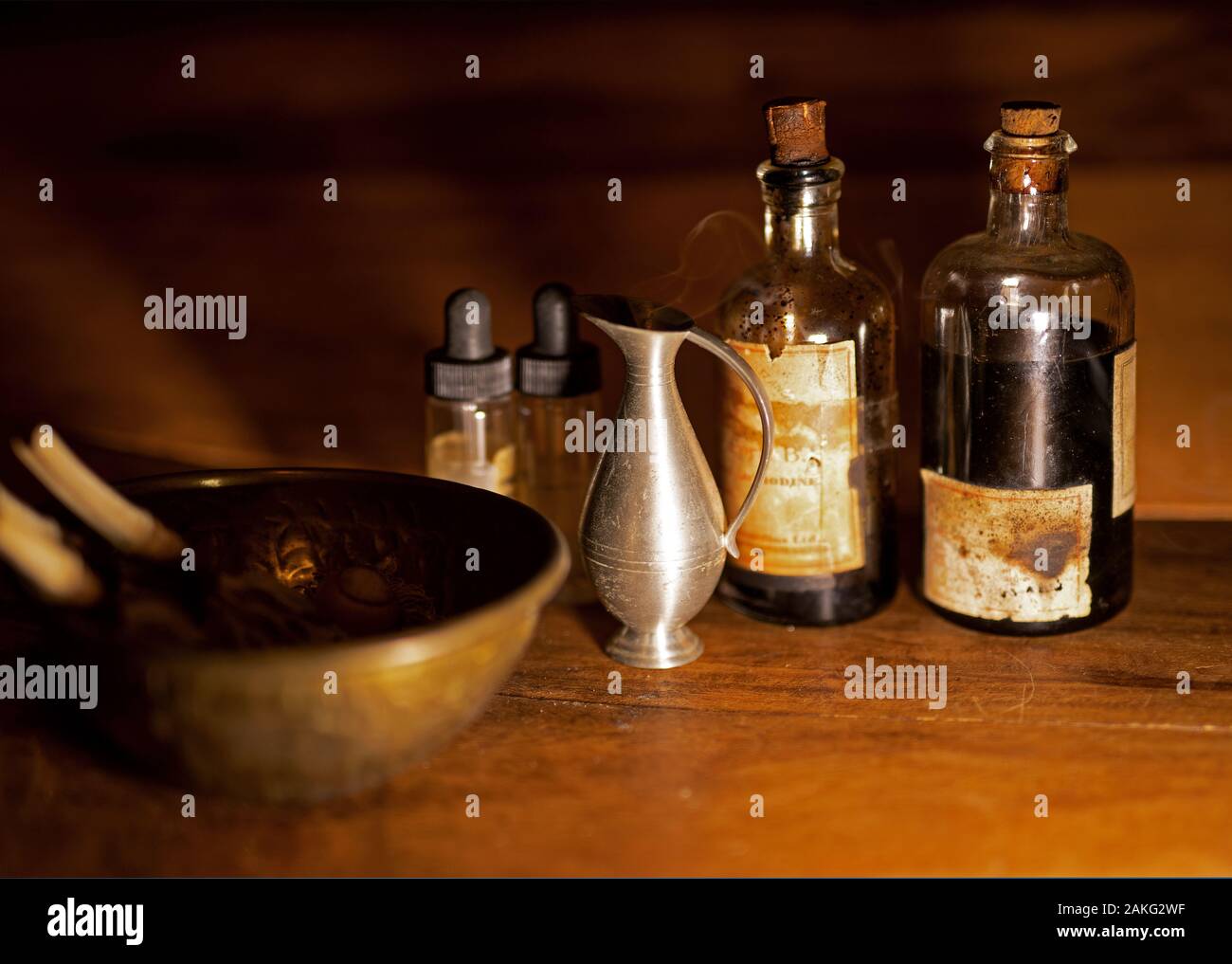Vecchia farmacia bottiglie e ciotola con miscela di medicina, vintage still life Foto Stock
