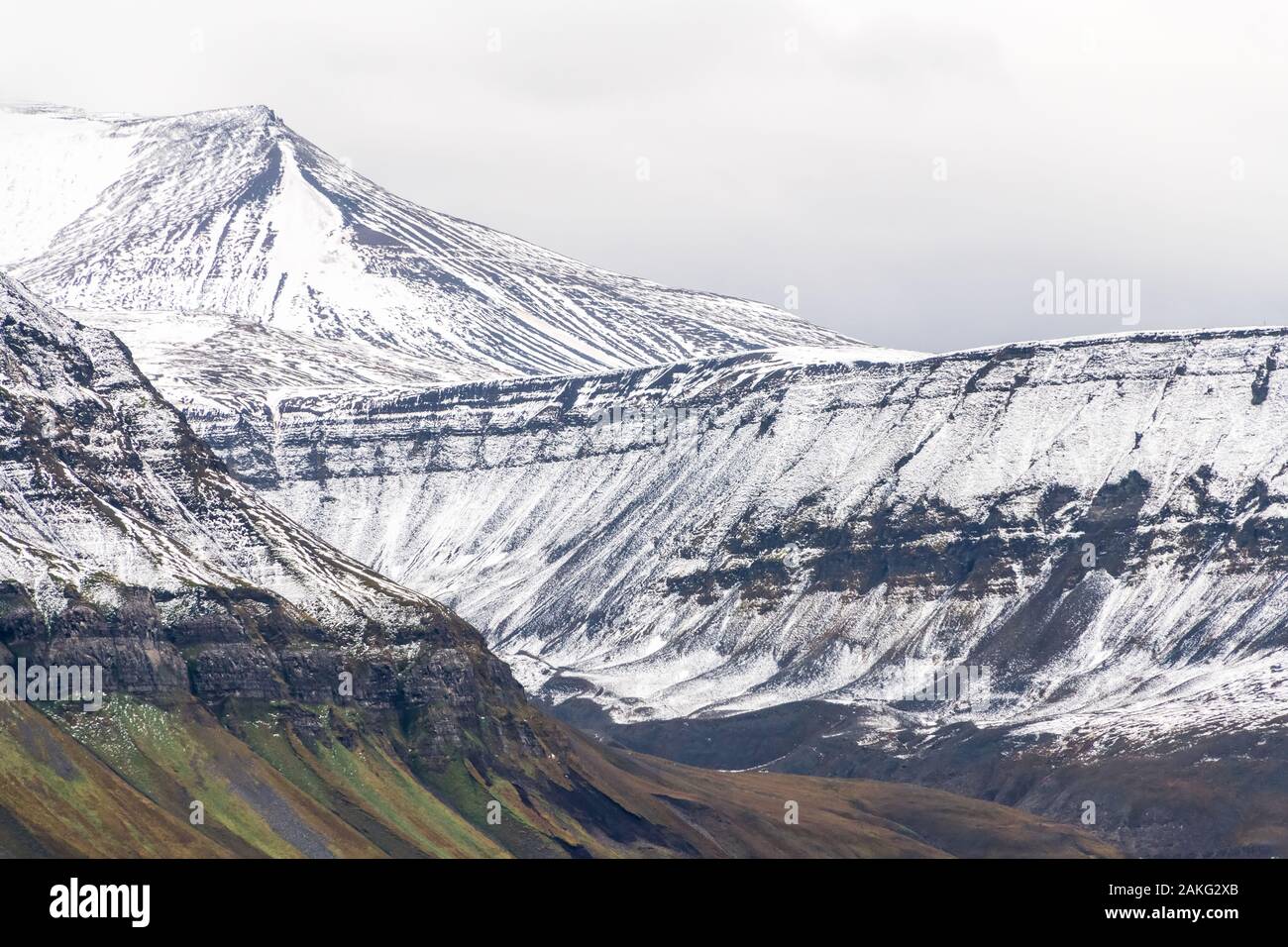 vista panoramica della catena montuosa innevata nel paesaggio artico Foto Stock